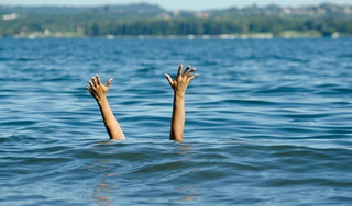 Cứu thành công bé 8 tuổi bị đuối nước ở sông