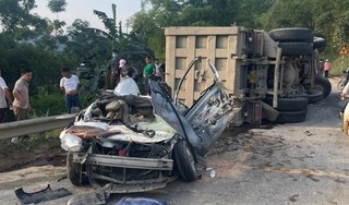 Vụ xe tải lật đè ô tô con khiến 3 người tử vong: Lái xe tải khai gì?