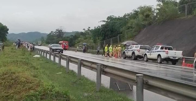 Xe khách va chạm xe du lịch trên cao tốc, 7 người thương vong