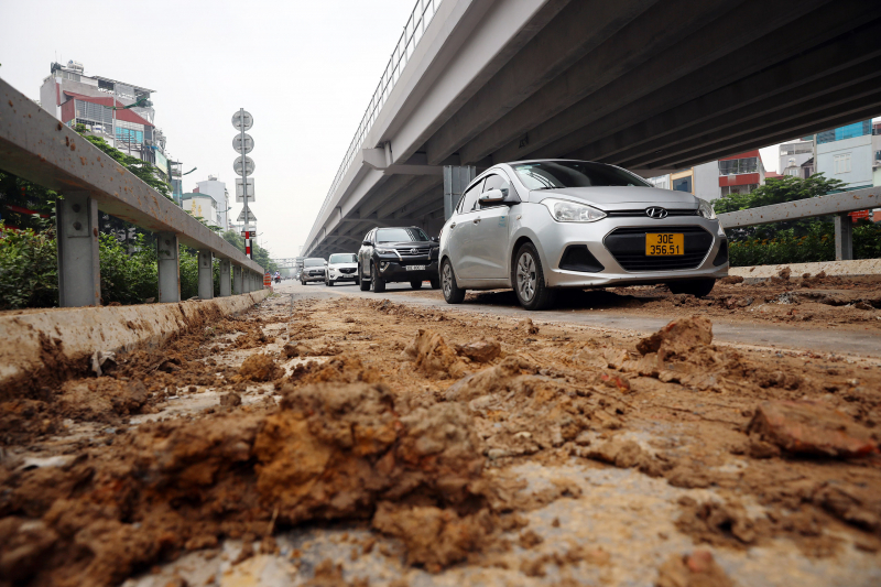 Truy tìm xe tải làm đổ bùn đất ngập một đoạn đường Phạm Văn Đồng