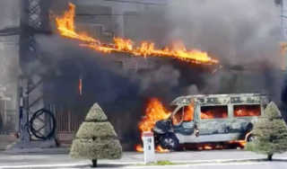 Ô tô 16 chỗ bốc cháy dữ dội trên phố khi đang thay lốp