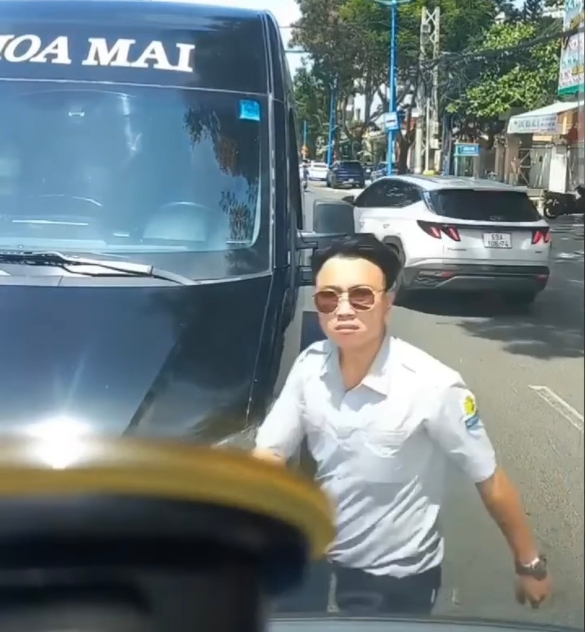 Tài xế xe Hoa Mai chạy ẩu, dọa đánh người vì không chịu nhường đường