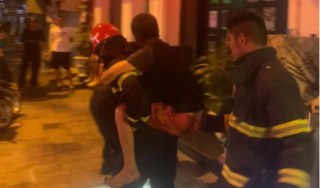 Cứu 2 người mắc kẹt trong căn nhà cháy ở phố cổ Hà Nội 