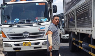 Tài xế xe tải không nhường đường, cầm dao dọa chém lái xe cứu thương