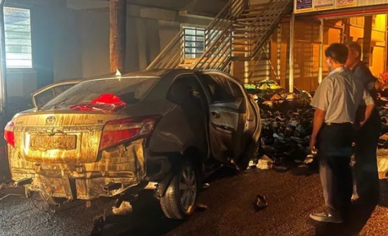 Chồng lái ô tô lao thẳng vào công ty vợ khiến 4 người thương vong