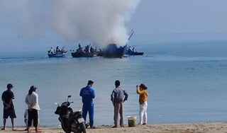 TT-Huế: Tàu cá của ngư dân bất ngờ bốc cháy dữ dội trên biển