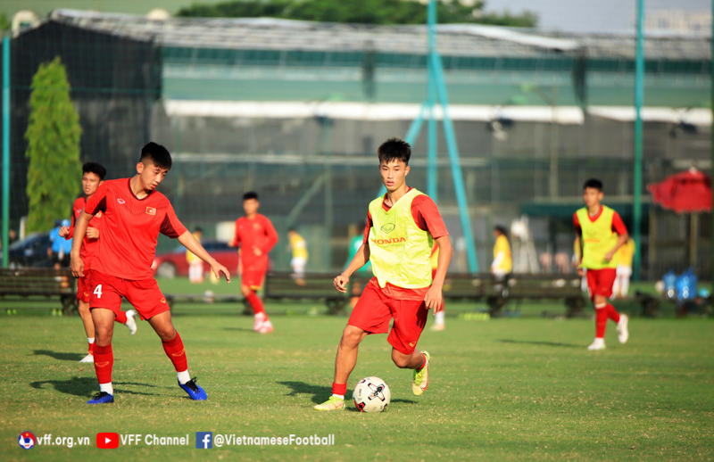 Nhìn U19 Việt Nam báo Trung Quốc thở dài về đội nhà
