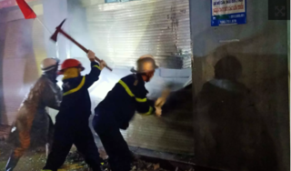 Phá cửa sắt, giải cứu 4 người trong căn nhà bốc cháy ở Hà Nội