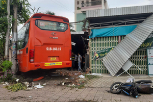 Tránh người sang đường, xe khách Phương Trang lao vào quán cà phê khiến 5 người thương vong