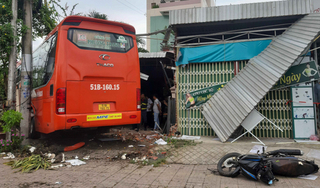 Tránh người sang đường, xe khách Phương Trang lao vào quán cà phê khiến 5 người thương vong