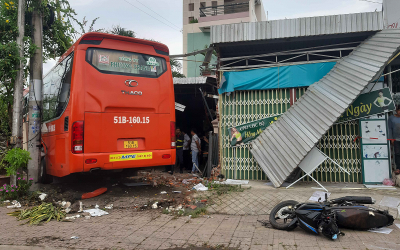 Tránh người sang đường, xe khách lao vào quán cà phê khiến 5 người thương vong