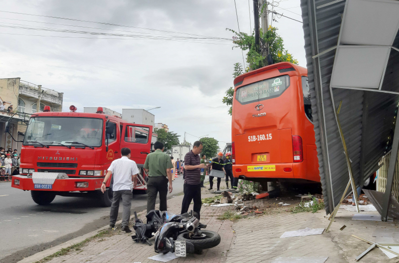 Tránh người sang đường, xe khách lao vào quán cà phê khiến 5 người thương vong