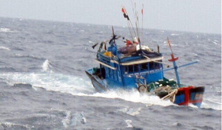 Quảng Trị: Vào bờ tránh trú bão, 2 tàu cá không may bị sóng đánh chìm