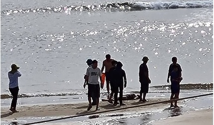 Tìm thấy thi thể cháu bé trong vụ hai mẹ con bị đuối nước ở bãi biển Thiên Cầm