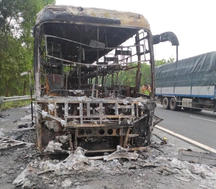 Xe khách giường nằm cháy ngùn ngụt trên cao tốc Cầu Giẽ - Ninh Bình