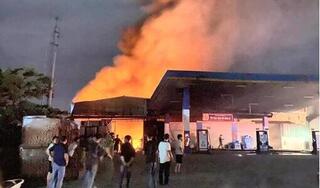 Hà Nội: Nhà xưởng cạnh cây xăng ở Quốc Oai bất ngờ cháy lớn trong đêm