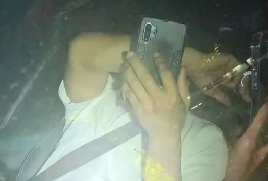 Cán bộ địa chính xã cố thủ trên xe, giật giấy tờ bỏ đi khi bị kiểm tra nồng độ cồn