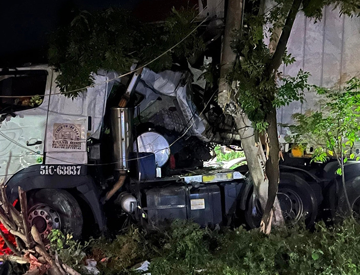 Xe container tông xe khách dừng ven đường, phụ xe rơi xuống giếng tử vong