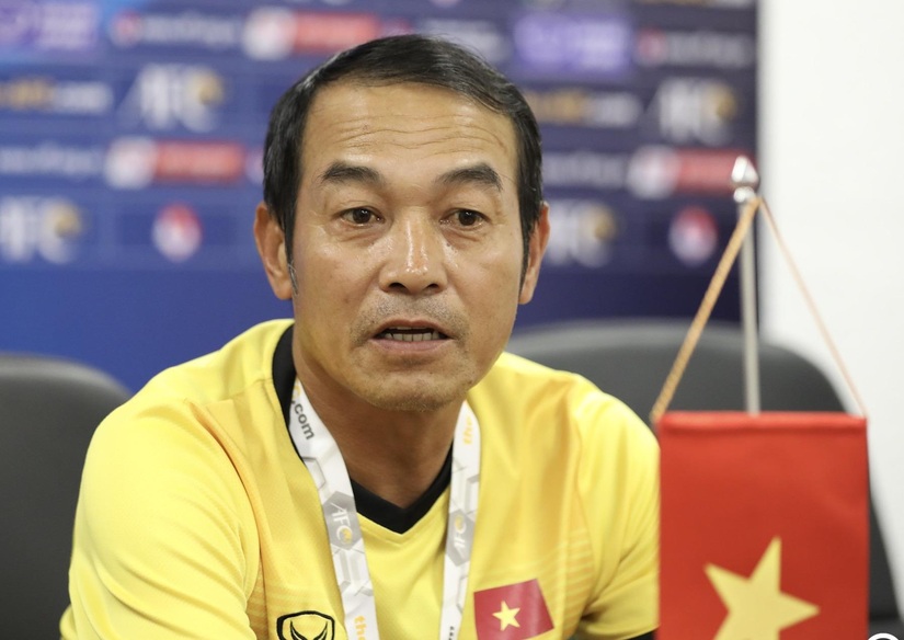 HLV Đinh Thế Nam vui mừng khi U19 Việt Nam vào bán kết