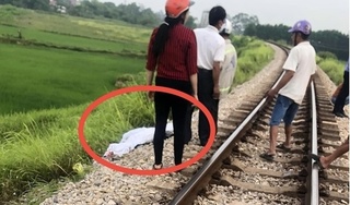 Chụp ảnh trên đường sắt, nữ sinh 16 tuổi bị tàu tông tử vong