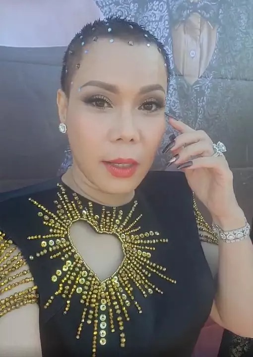 Hoài Phương tặng bà xã Việt Hương nhẫn kim cương 11 carat 