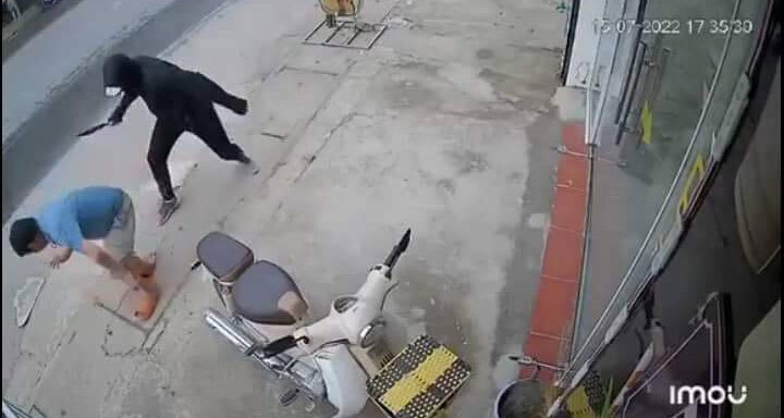 Đang đi bộ, người đàn ông ở Hà Nội bất ngờ bị chém đứt lìa chân