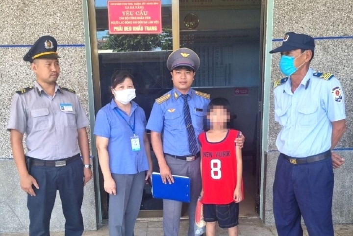 Phát hiện bé trai 10 tuổi trên tàu Bắc-Nam, nghi bị bắt cóc