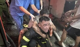 Cứu 4 người mắc kẹt trong đám cháy tại căn nhà 5 tầng ở Hà Nội