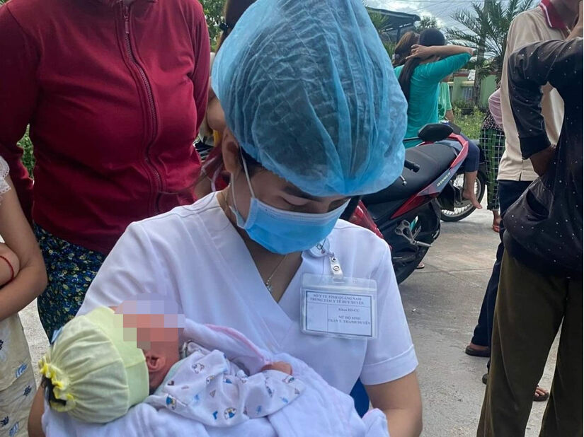 Quảng Ninh: Bé gái sơ sinh bị bỏ rơi ở dưới gầm cầu