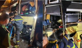 Ô tô khách va chạm với xe bồn, tài xế kẹt trong cabin tử vong, 19 người khác bị thương