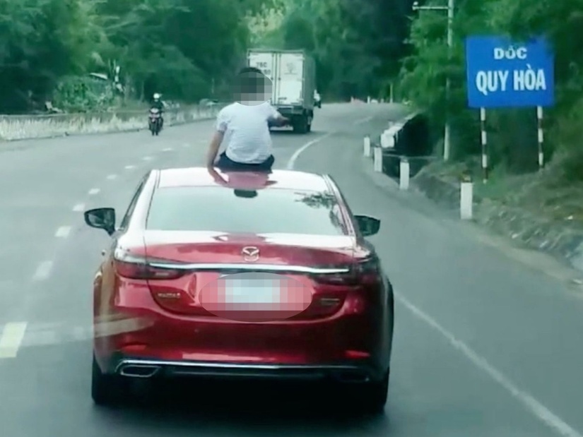 Tước bằng lái đối với người phụ nữ để con ngồi trên mui ô tô khi xe đang chạy