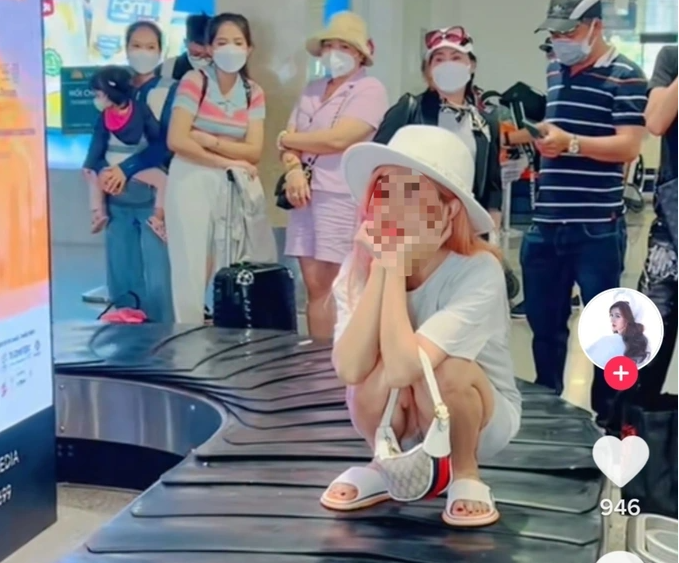 Danh tính cô gái ngồi xổm trên băng chuyền hành lý tại sân bay gây bức xúc dư luận
