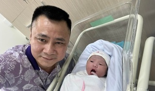 NSND Tự Long khoe ảnh con trai mới chào đời, cộng đồng mạng đồng loạt chúc mừng ông bố U50
