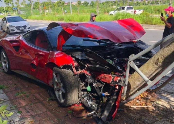 Volvo Hà Nội nói gì khi nhân viên lái siêu xe Ferrari tông vào gốc cây