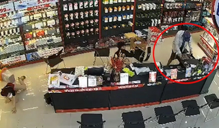 Liều lĩnh xông vào cửa hàng điện thoại, tấn công nhân viên cướp tiền giữa ban ngày