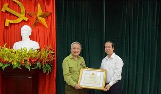 Bộ trưởng Nguyễn Kim Sơn tặng bằng khen cho thí sinh cao tuổi nhất, thương binh hạng 3/4
