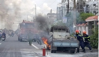 Xe tải chở khí đá bất ngờ bốc cháy ngùn ngụt trên quốc lộ 1