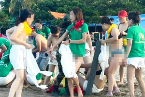 Cơ quan chức năng nói gì về nhóm nữ du khách cởi áo ngực chơi trò phản cảm ở biển Cửa Lò?