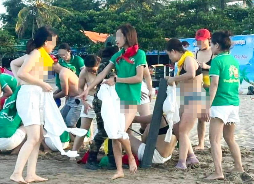 Nhóm nữ du khách cởi áo ngực chơi team building ngay giữa bãi biển gây phản cảm