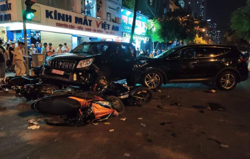 Xe Santafe tông liên hoàn loạt xe máy và ô tô trên phố, nhiều người thương vong