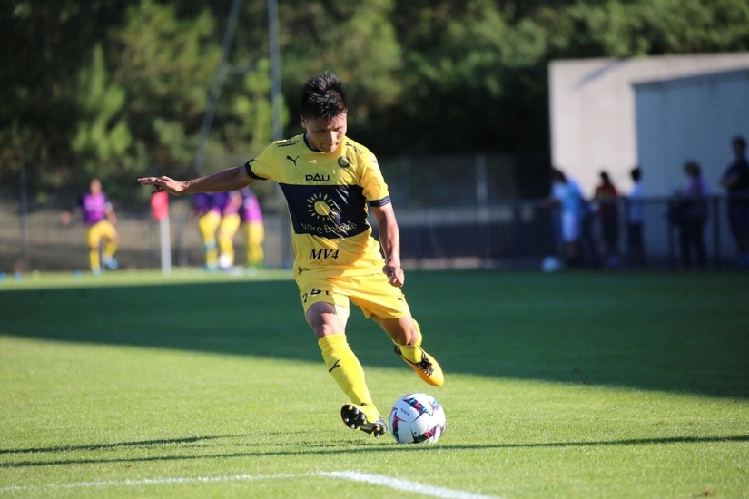 Quang Hải hào hứng khi được ra sân thi đấu ở giải Ligue 2 