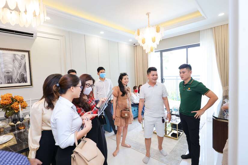 Khách hàng thích thú trải nghiệm căn hộ mẫu dự án Hanoi Melody Residences.