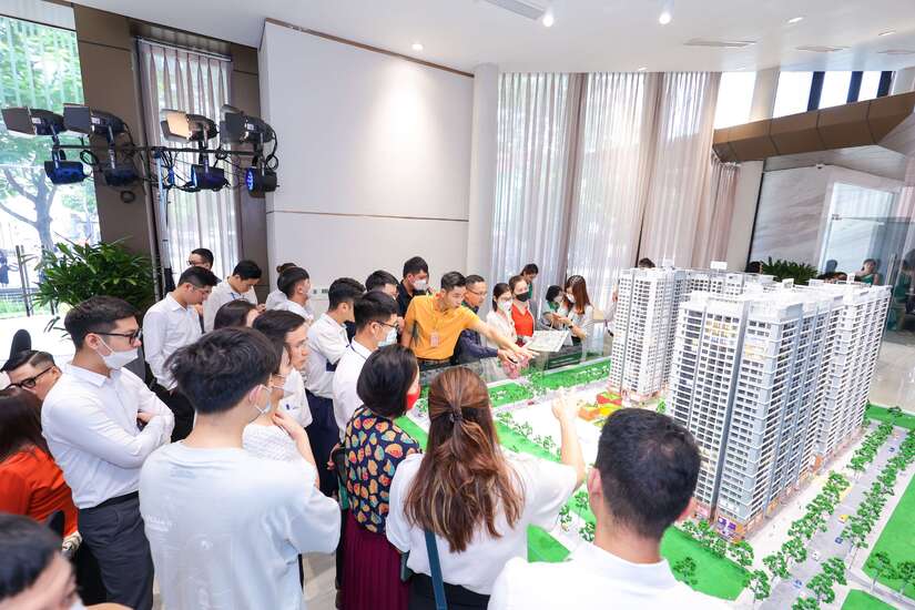 Khách hàng tham quan sa bàn tại Hanoi Melody Residences trước khi trải nghiệm căn hộ mẫu