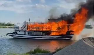 Tàu du lịch Quảng Ninh bất ngờ bốc cháy ngùn ngụt trên sông 