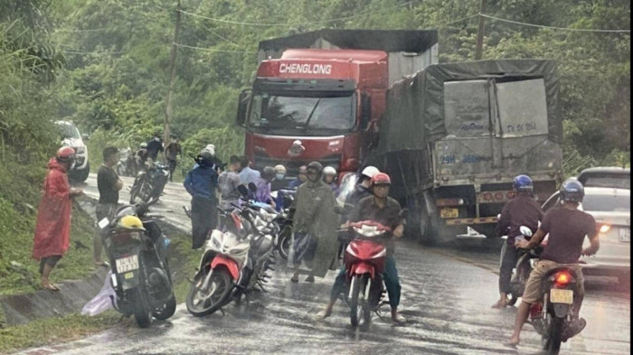 Quảng Ninh: Container tông xe tải chở axit, 2 tài xế bị bỏng nặng