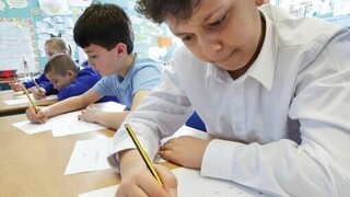 Anh: Trường thuê người dạy học sinh cách cầm bút