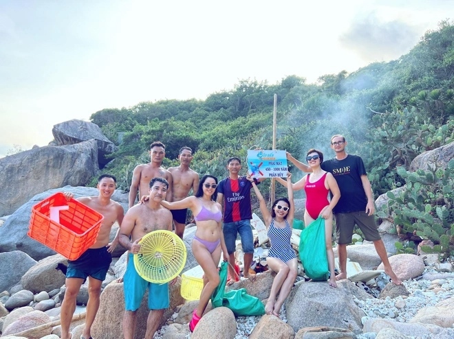 Sở VHTTDL Ninh Thuận nói gì về việc nhóm du khách mặc bikini nhặt rác ở bãi biển