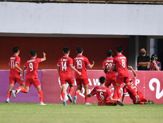 U16 Thái Lan nguy cơ bị loại sớm ở vòng bảng giải ĐNÁ khi bị U16 Lào cầm hòa với tỷ số 1-1 ở trận đấu mới đây 