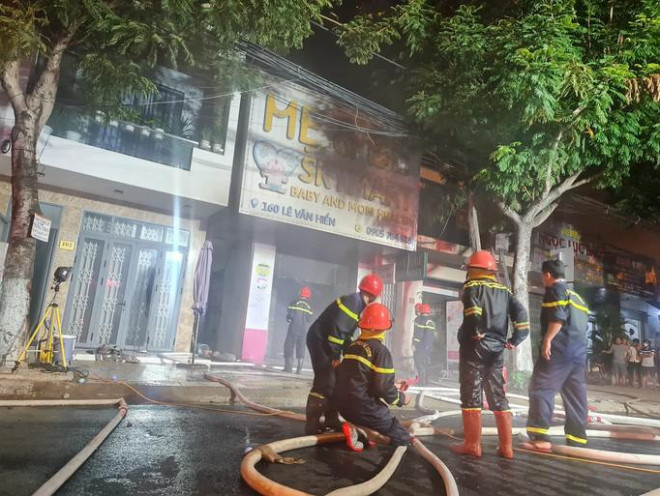Đà Nẵng: Nhiều người tháo chạy khỏi siêu thị đang bốc cháy