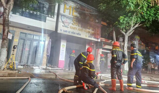 Đà Nẵng: Nhiều người tháo chạy khỏi siêu thị đang bốc cháy
